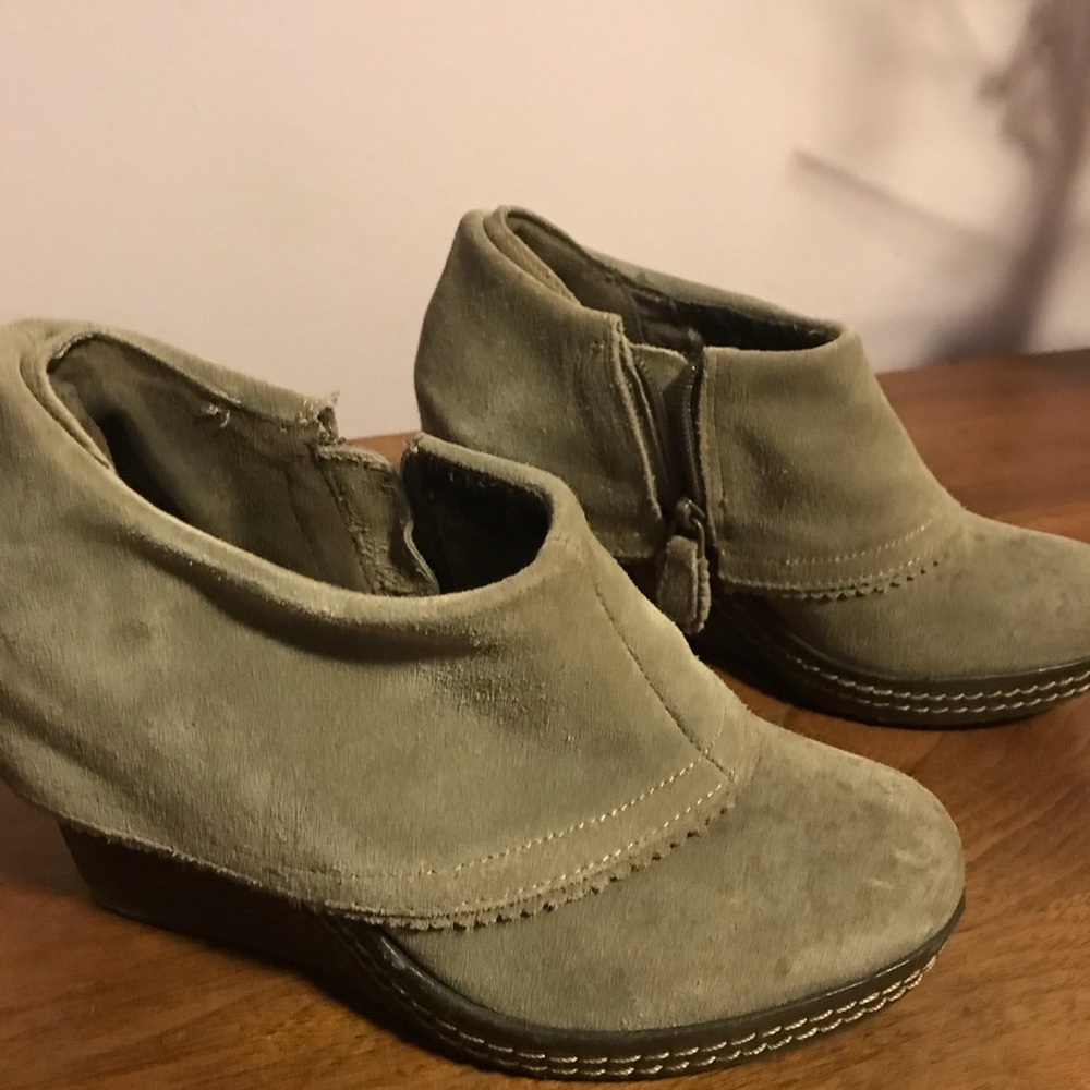 Beige shirt boots
